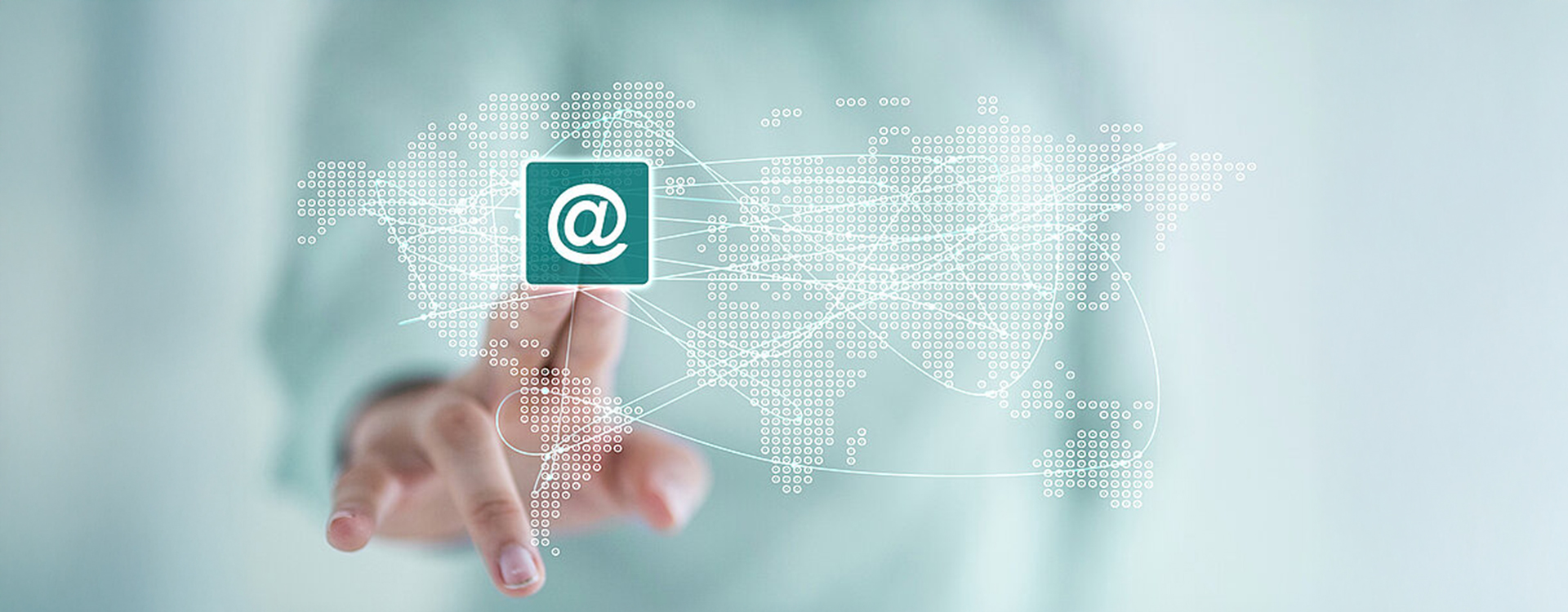 Eine Hand, die auf ein digitales @-Symbol tippt, umgeben von einem Netzwerk aus globalen Verbindungen.